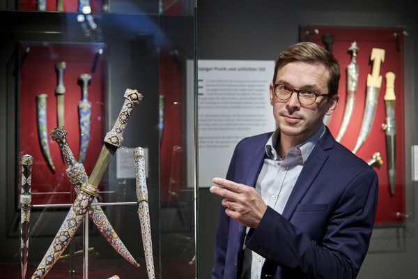 Dr. Marcus Pilz in der Ausstellung "Gold & Damaszenerstahl"