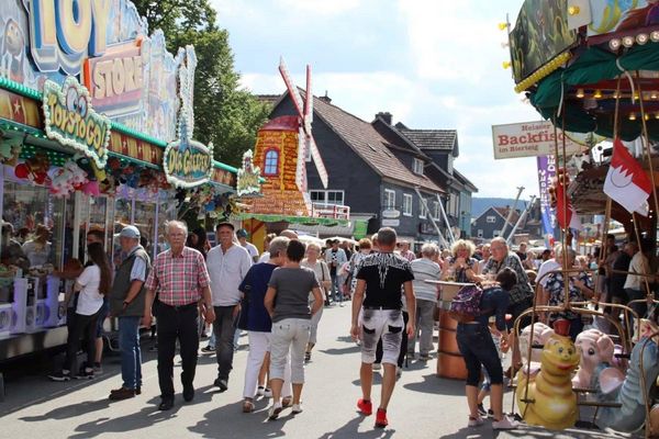 Festliches treiben auf der Oberlinder Kirchweih