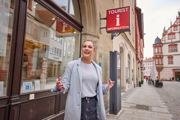 Gästeführerin vor Tourist-Information