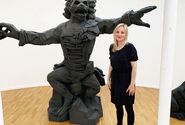 Ulla Reiter mit Skulptur "Dirigent"