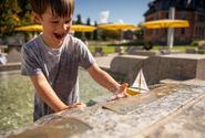 Die Spielmeile bietet viel Abwechslung, unter anderem Wasserspiele.