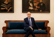 Pierluigi Camicia auf einem Sofa.