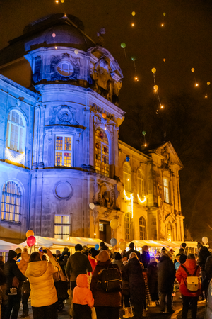 Leuchtende Weihnachtslichter steigen in den Himmel