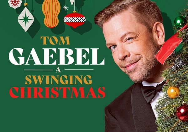 Tom Gaebel vor grünem Hintergrund