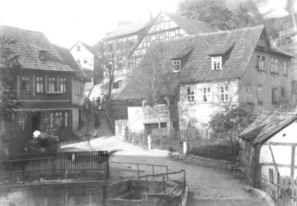 Der Steinersbrunnen und die Steinersgasse in Sonneberg um 1910 aus der Glasplattensammlung des Stadtarchivs