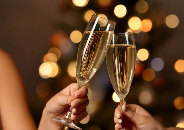 Gläser anstoßen