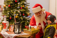 Der Weihnachtsmann bringt Kinder zum Strahlen