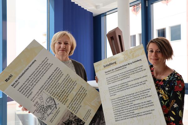 Die Mitarbeiterinnen des Stadtarchivs Sonneberg Heike Büttner und Nicki Stamm bereiten die Ausstellung für den 13. Juni zu 675 Jahre Stadtrecht vor.