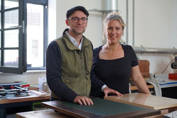 Unsere Maker Catharina und Stefan stellen Objekte vor, die sie in der Holzwerkstatt im CREAPOLIS Makerspace restauriert haben.