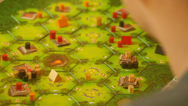 Blick auf ein Spielbrett über die Schulter eines Spielers.