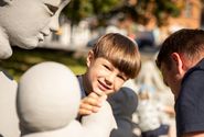 Auf die Tradition der Spielzeugstadt gibt es viele Hinweise im Stadtbild Sonnebergs, wie diese spielenden Kinderfiguren.