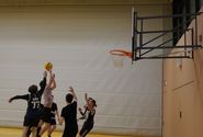 Impressionen von den letzten Veranstaltungen. In dem Bild: eine Gruppe Junger Menschen beim Basketball spielen