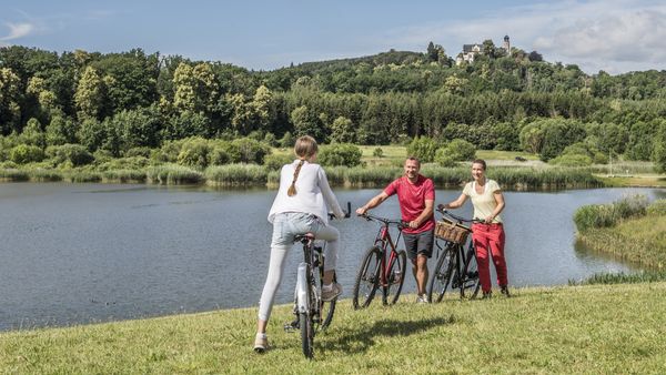 Familie mit Fahrrädern am Goldbergsee