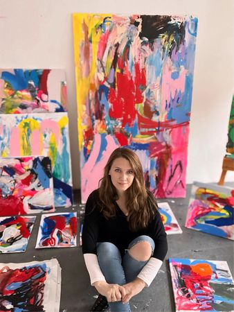 Nadine Kupfer vor einigen ihrer Kunstwerke.