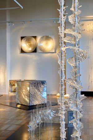 Blick in die Ausstellung im Europäischen Museum für Modernes Glas