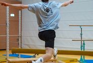 Impressionen von den letzten Veranstaltungen. In dem Bild:Eine Person, die auf einen Kasten springt. Im Hintergrund sind aufegbaute Sportgeräte für die Trendsportart "Parkour" aufgebaut.