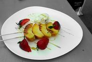 Gegrillter Pfirsich mit Basilikum Sorbet und Erdbeeren